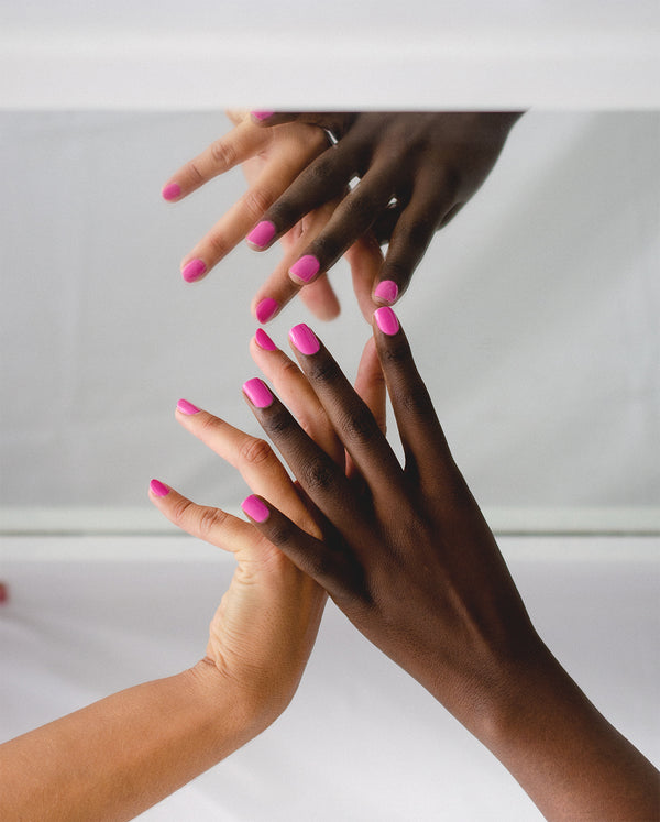 fushia nail polish on dark and fair skin tone with their mirror reflexion by sienna